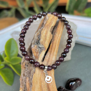 Pulsera elasticada de Granate (terminación en plata)